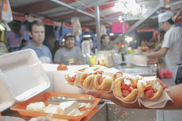 ÚNICA. La forma de preparar los hotdog de este negocio es una de las razones por las que siempre vuelve la gente. (Fotos: Jorge Alberto Mendoza)